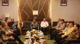 Wakil Wali Kota Bekasi Abdul Harris Bobihoe beserta jajaran melakukan pertemuan dengan Ketua Komwil III APEKSI sekaligus Wali Kota Pekalongan Achmad Afzan Arslan Djunaid dan para kepala daerah lain di sela kegiatan Mayor's Talk 2026, Bogor.