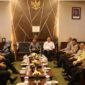 Wakil Wali Kota Bekasi Abdul Harris Bobihoe beserta jajaran melakukan pertemuan dengan Ketua Komwil III APEKSI sekaligus Wali Kota Pekalongan Achmad Afzan Arslan Djunaid dan para kepala daerah lain di sela kegiatan Mayor's Talk 2026, Bogor.