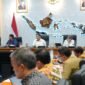 Menteri Dalam Negeri Muhammad Tito Karnavian memimpin Rapat Koordinasi bersama Menteri PKP Maruarar Sirait, Kepala BPKP Muhammad Yusuf Ateh, Kepala LKPP Sarah Sadiqa, serta kepala daerah se-Provinsi Papua Pegunungan, membahas rencana pembangunan 2.200 rumah di Papua Pegunungan dan program gentengisasi, di Kantor Kemendagri, Jakarta, Selasa (29/9/2026).