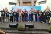 Jajaran pemain dan tim produksi foto bersama saat konferensi pers peluncuran film layar lebar Cidro Asmoro di Raminten's Kitchen, Yogyakarta