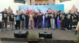 Jajaran pemain dan tim produksi foto bersama saat konferensi pers peluncuran film layar lebar Cidro Asmoro di Raminten's Kitchen, Yogyakarta