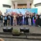 Jajaran pemain dan tim produksi foto bersama saat konferensi pers peluncuran film layar lebar Cidro Asmoro di Raminten's Kitchen, Yogyakarta