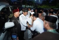 Ustaz H. Abdul Somad (UAS) disambut hangat oleh jamaah dan jajaran pejabat saat tiba di lokasi peringatan HUT ke-4 Masjid Hj. Sopiah, Kecamatan Gandus