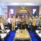 H. Herman Deru foto bersama jajaran pimpinan Bank Mandiri Region II/Sumatera 2 dan pejabat Pemprov Sumsel usai audiensi di Palembang