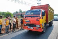 Rahmat Mirzani Djausal memantau lalu lintas kendaraan komersial yang melintasi jalur perbaikan ruas Ketapang–Negara Ratu, Kecamatan Sungkai Utara