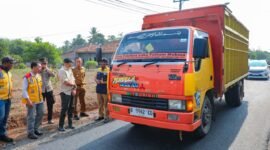 Rahmat Mirzani Djausal memantau lalu lintas kendaraan komersial yang melintasi jalur perbaikan ruas Ketapang–Negara Ratu, Kecamatan Sungkai Utara
