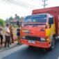 Rahmat Mirzani Djausal memantau lalu lintas kendaraan komersial yang melintasi jalur perbaikan ruas Ketapang–Negara Ratu, Kecamatan Sungkai Utara