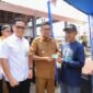Andra Soni secara simbolis menyerahkan Kartu Kusuka/Asuransi Nelayan kepada warga dalam kunjungan kerja di Kecamatan Panimbang, Pandeglang
