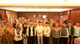 Achmad Dimyati Natakusumah (tengah kemeja putih) berfoto bersama jajaran pengurus BAZNAS Provinsi Banten dan peserta usai menghadiri acara Sosialisasi Pengelolaan Zakat, Infak, Sedekah, dan Dana Sosial Keagamaan Lainnya (ZIS-DSKL) BAZNAS Provinsi Banten Tahun 2026 di Hotel Horison