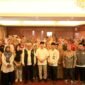 Achmad Dimyati Natakusumah (tengah kemeja putih) berfoto bersama jajaran pengurus BAZNAS Provinsi Banten dan peserta usai menghadiri acara Sosialisasi Pengelolaan Zakat, Infak, Sedekah, dan Dana Sosial Keagamaan Lainnya (ZIS-DSKL) BAZNAS Provinsi Banten Tahun 2026 di Hotel Horison