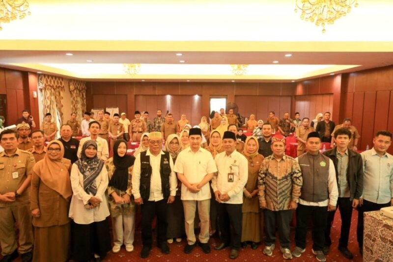 Achmad Dimyati Natakusumah (tengah kemeja putih) berfoto bersama jajaran pengurus BAZNAS Provinsi Banten dan peserta usai menghadiri acara Sosialisasi Pengelolaan Zakat, Infak, Sedekah, dan Dana Sosial Keagamaan Lainnya (ZIS-DSKL) BAZNAS Provinsi Banten Tahun 2026 di Hotel Horison