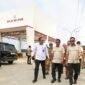 Rombongan pejabat meninjau fasilitas bangunan 