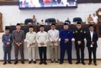 Andra Soni (keempat dari kiri) berfoto bersama Ketua DPRD Banten Fahmi Hakim (kelima dari kiri) dan pimpinan DPRD serta jajaran Pemprov Banten usai Rapat Paripurna Persetujuan DPRD terhadap Raperda Perubahan APBD Provinsi Banten Tahun Anggaran 2026 di Gedung DPRD Banten