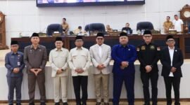 Andra Soni (keempat dari kiri) berfoto bersama Ketua DPRD Banten Fahmi Hakim (kelima dari kiri) dan pimpinan DPRD serta jajaran Pemprov Banten usai Rapat Paripurna Persetujuan DPRD terhadap Raperda Perubahan APBD Provinsi Banten Tahun Anggaran 2026 di Gedung DPRD Banten
