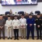 Andra Soni (keempat dari kiri) berfoto bersama Ketua DPRD Banten Fahmi Hakim (kelima dari kiri) dan pimpinan DPRD serta jajaran Pemprov Banten usai Rapat Paripurna Persetujuan DPRD terhadap Raperda Perubahan APBD Provinsi Banten Tahun Anggaran 2026 di Gedung DPRD Banten