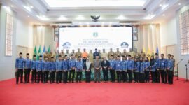 Sekretaris Daerah (Sekda) Provinsi Banten Deden Apriandhi (tengah, jas cokelat) berfoto bersama jajaran pejabat Pemprov Banten dan 21 Aparatur Sipil Negara (ASN) yang baru dilantik di Pendopo Gubernur Banten, KP3B, Curug, Kota Serang