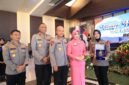 Kapolda Banten Irjen Pol Hengki (tengah), Ibu Asuh Polwan Polda Banten Ny. Ulfa Hengki (kedua dari kanan), dan Wakapolda Banten Brigjen Pol Iwan Saktiadi (kedua dari kiri) berfoto bersama salah seorang Polisi Wanita (Polwan) penerima penghargaan usai kegiatan tatap muka di Aula Gawe Kuta Baluwarti Polda Banten