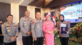 Kapolda Banten Irjen Pol Hengki (tengah), Ibu Asuh Polwan Polda Banten Ny. Ulfa Hengki (kedua dari kanan), dan Wakapolda Banten Brigjen Pol Iwan Saktiadi (kedua dari kiri) berfoto bersama salah seorang Polisi Wanita (Polwan) penerima penghargaan usai kegiatan tatap muka di Aula Gawe Kuta Baluwarti Polda Banten