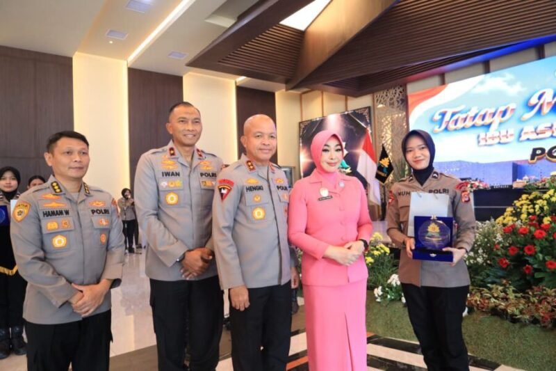 Kapolda Banten Irjen Pol Hengki (tengah), Ibu Asuh Polwan Polda Banten Ny. Ulfa Hengki (kedua dari kanan), dan Wakapolda Banten Brigjen Pol Iwan Saktiadi (kedua dari kiri) berfoto bersama salah seorang Polisi Wanita (Polwan) penerima penghargaan usai kegiatan tatap muka di Aula Gawe Kuta Baluwarti Polda Banten