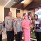 Kapolda Banten Irjen Pol Hengki (tengah), Ibu Asuh Polwan Polda Banten Ny. Ulfa Hengki (kedua dari kanan), dan Wakapolda Banten Brigjen Pol Iwan Saktiadi (kedua dari kiri) berfoto bersama salah seorang Polisi Wanita (Polwan) penerima penghargaan usai kegiatan tatap muka di Aula Gawe Kuta Baluwarti Polda Banten