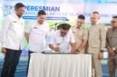 Andra Soni menandatangani prasasti Peresmian Bangun Jalan Desa Sejahtera (Bang Andra) secara terpusat di Desa Sukaraja, Kecamatan Malingping, Rabu (30/9/2026). Prosesi ini menandai resminya operasional 62 ruas jalan desa dengan total panjang 71,05 km yang tersebar di Kabupaten Lebak
