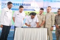 Andra Soni menandatangani prasasti Peresmian Bangun Jalan Desa Sejahtera (Bang Andra) secara terpusat di Desa Sukaraja, Kecamatan Malingping, Rabu (30/9/2026). Prosesi ini menandai resminya operasional 62 ruas jalan desa dengan total panjang 71,05 km yang tersebar di Kabupaten Lebak