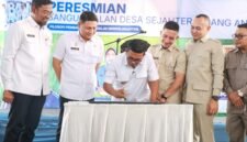 Andra Soni menandatangani prasasti Peresmian Bangun Jalan Desa Sejahtera (Bang Andra) secara terpusat di Desa Sukaraja, Kecamatan Malingping, Rabu (30/9/2026). Prosesi ini menandai resminya operasional 62 ruas jalan desa dengan total panjang 71,05 km yang tersebar di Kabupaten Lebak