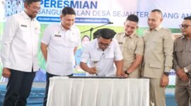 Andra Soni menandatangani prasasti Peresmian Bangun Jalan Desa Sejahtera (Bang Andra) secara terpusat di Desa Sukaraja, Kecamatan Malingping, Rabu (30/9/2026). Prosesi ini menandai resminya operasional 62 ruas jalan desa dengan total panjang 71,05 km yang tersebar di Kabupaten Lebak