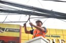 Tri Adhianto memotong jaringan kabel udara fiber optik yang semrawut di salah satu ruas jalan utama Kota Bekasi