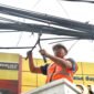 Tri Adhianto memotong jaringan kabel udara fiber optik yang semrawut di salah satu ruas jalan utama Kota Bekasi