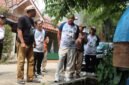 Tri Adhianto (tengah) mendengarkan keluhan warga saat meninjau kondisi saluran air dan tanggul di Perumahan Mandosi Permai, Kelurahan Jatiluhur, Kecamatan Jatiasih, Kota Bekasi.