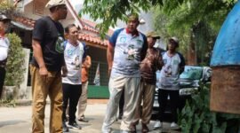 Tri Adhianto (tengah) mendengarkan keluhan warga saat meninjau kondisi saluran air dan tanggul di Perumahan Mandosi Permai, Kelurahan Jatiluhur, Kecamatan Jatiasih, Kota Bekasi.