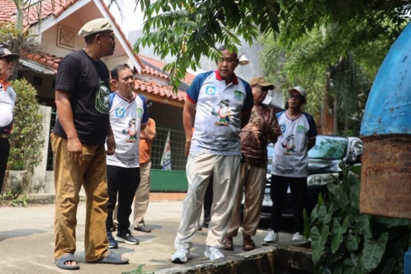Tri Adhianto (tengah) mendengarkan keluhan warga saat meninjau kondisi saluran air dan tanggul di Perumahan Mandosi Permai, Kelurahan Jatiluhur, Kecamatan Jatiasih, Kota Bekasi.