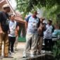 Tri Adhianto (tengah) mendengarkan keluhan warga saat meninjau kondisi saluran air dan tanggul di Perumahan Mandosi Permai, Kelurahan Jatiluhur, Kecamatan Jatiasih, Kota Bekasi.