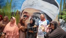 Tri Adhianto bercengkerama dengan warga di depan lukisan mural khas Pasundan saat melakukan tinjauan lapangan di RW 14, Kelurahan Pekayon Jaya, Kecamatan Bekasi Selatan.