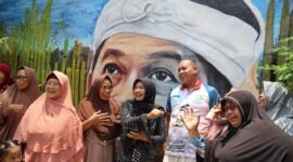 Tri Adhianto bercengkerama dengan warga di depan lukisan mural khas Pasundan saat melakukan tinjauan lapangan di RW 14, Kelurahan Pekayon Jaya, Kecamatan Bekasi Selatan.