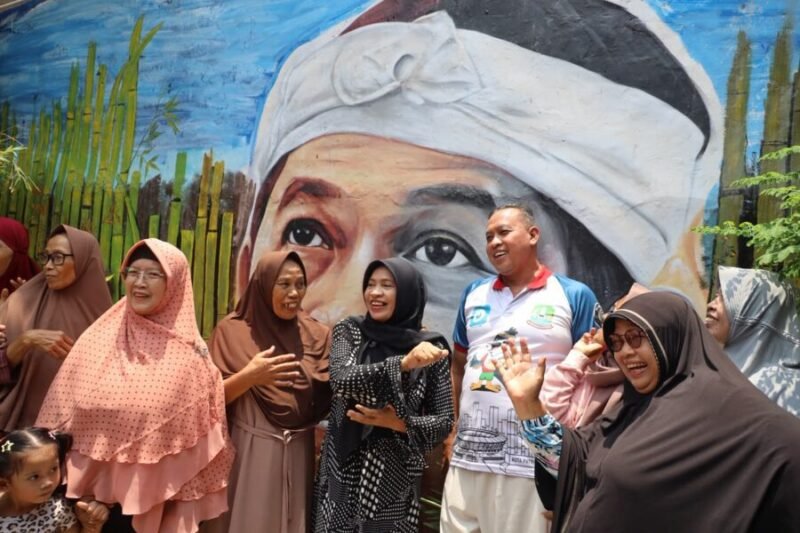 Tri Adhianto bercengkerama dengan warga di depan lukisan mural khas Pasundan saat melakukan tinjauan lapangan di RW 14, Kelurahan Pekayon Jaya, Kecamatan Bekasi Selatan.