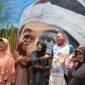 Tri Adhianto bercengkerama dengan warga di depan lukisan mural khas Pasundan saat melakukan tinjauan lapangan di RW 14, Kelurahan Pekayon Jaya, Kecamatan Bekasi Selatan.