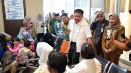 Herman Deru  menyapa dan meninjau langsung para pasien di ruang tunggu RS Khusus Mata Binar saat peluncuran program 