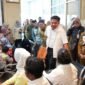Herman Deru  menyapa dan meninjau langsung para pasien di ruang tunggu RS Khusus Mata Binar saat peluncuran program 