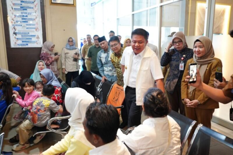 Herman Deru  menyapa dan meninjau langsung para pasien di ruang tunggu RS Khusus Mata Binar saat peluncuran program 