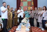 Herman Deru (tengah kemeja putih) berfoto bersama jajaran pengurus Ikatan Dokter Anak Indonesia (IDAI) Cabang Sumatera Selatan saat menerima kunjungan di Griya Agung, Palembang