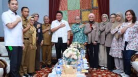 Herman Deru (tengah kemeja putih) berfoto bersama jajaran pengurus Ikatan Dokter Anak Indonesia (IDAI) Cabang Sumatera Selatan saat menerima kunjungan di Griya Agung, Palembang