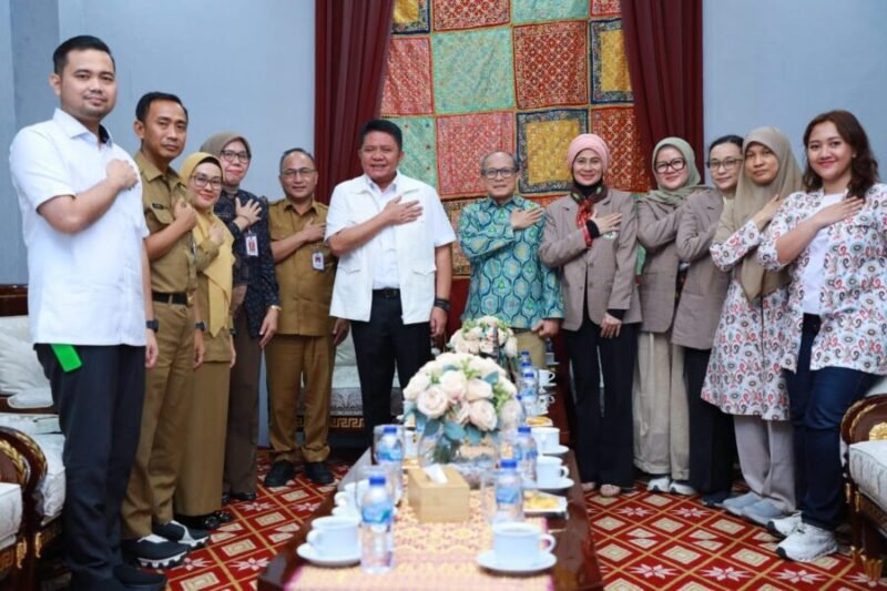 Herman Deru (tengah kemeja putih) berfoto bersama jajaran pengurus Ikatan Dokter Anak Indonesia (IDAI) Cabang Sumatera Selatan saat menerima kunjungan di Griya Agung, Palembang