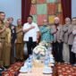 Herman Deru (tengah kemeja putih) berfoto bersama jajaran pengurus Ikatan Dokter Anak Indonesia (IDAI) Cabang Sumatera Selatan saat menerima kunjungan di Griya Agung, Palembang