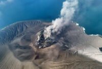 Walaupun erupsi sudah berhenti, aktivitas vulkanik gunung api Anak Krakatau masih tinggi sehingga Pusat Vulkanologi dan Mitigasi Bencana Geologi (PVMBG) mempertahankan statusnya pada Level III atau Siaga. (PVMBG)