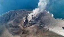 Walaupun erupsi sudah berhenti, aktivitas vulkanik gunung api Anak Krakatau masih tinggi sehingga Pusat Vulkanologi dan Mitigasi Bencana Geologi (PVMBG) mempertahankan statusnya pada Level III atau Siaga. (PVMBG)