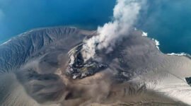 Walaupun erupsi sudah berhenti, aktivitas vulkanik gunung api Anak Krakatau masih tinggi sehingga Pusat Vulkanologi dan Mitigasi Bencana Geologi (PVMBG) mempertahankan statusnya pada Level III atau Siaga. (PVMBG)