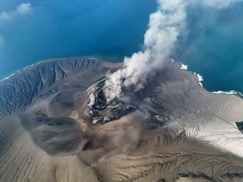 Walaupun erupsi sudah berhenti, aktivitas vulkanik gunung api Anak Krakatau masih tinggi sehingga Pusat Vulkanologi dan Mitigasi Bencana Geologi (PVMBG) mempertahankan statusnya pada Level III atau Siaga. (PVMBG)