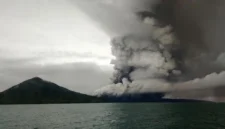 Aktivitas vulkanik gunung api Anak Krakatau masih tinggi, Pusat Vulkanologi dan Mitigasi Bencana Geologi (PVMBG) mempertahankan status Level III atau Siaga.